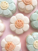 Load image into Gallery viewer, Happy Daisy Bath Bomb