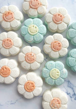 Load image into Gallery viewer, Happy Daisy Bath Bomb