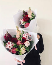 Load image into Gallery viewer, Presentation Bouquet