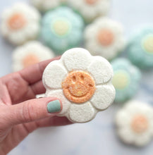 Load image into Gallery viewer, Happy Daisy Bath Bomb