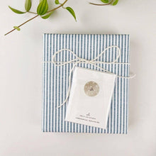 Load image into Gallery viewer, Hobnail bouquet mini enclosure notecard
