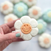 Load image into Gallery viewer, Happy Daisy Bath Bomb
